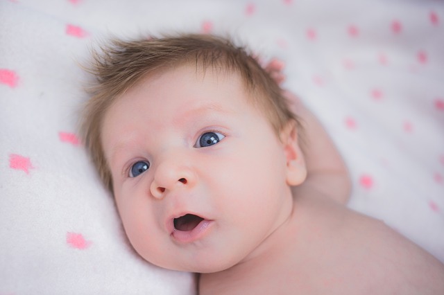 Praktyczne wskazówki, jak układać noworodka do snu