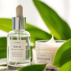 Czy serum nakładać pod krem — zasady, skutki pominięcia i praktyczne wskazówki aplikacji