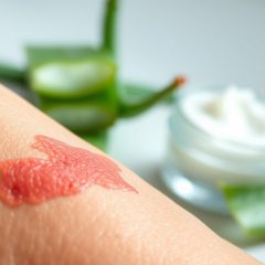 Podrażniona skóra po kwasach: jak rozpoznać objawy i bezpiecznie wspierać regenerację