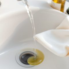 Jak skutecznie zmywać olejek z twarzy, by uniknąć zatykania porów i podrażnień