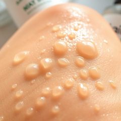 Oczyszczanie cery tłustej: jak skutecznie usuwać sebum i unikać typowych błędów pielęgnacji