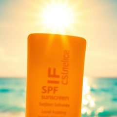 Jak działa SPF: praktyczne wyjaśnienie mechanizmu ochrony i zasady skutecznej aplikacji kremu